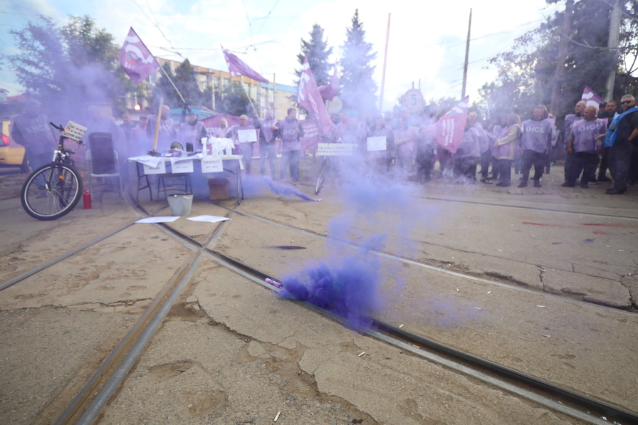 Протест спря движението на градския транспорт в София