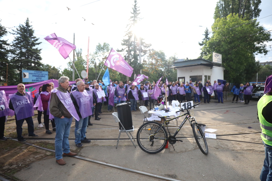 Протест спря движението на градския транспорт в София