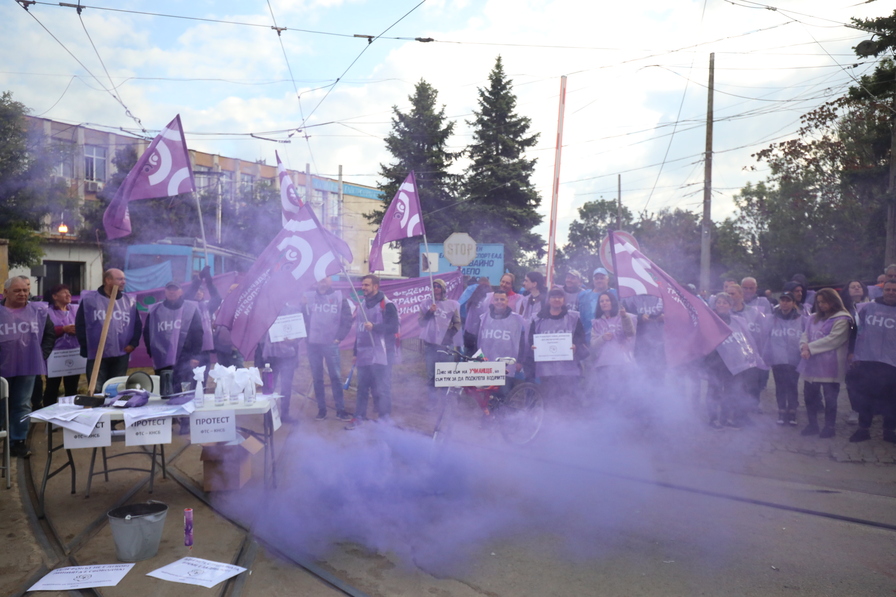 Протест спря движението на градския транспорт в София
