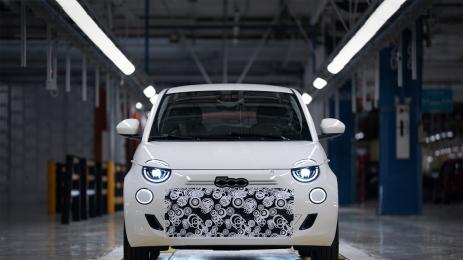 Безпрецедентно: Fiat преоборудва електрическия 500 в хибрид