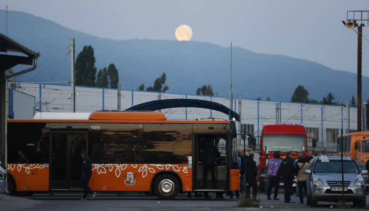 градски транспорт - БОРБАТА ПРОДЪЛЖАВА: Рейсаджии ще договарят и условията на труд!