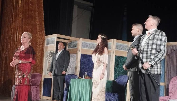 сцена - Пиян връхлетя на сцената по време на театрална постановка!