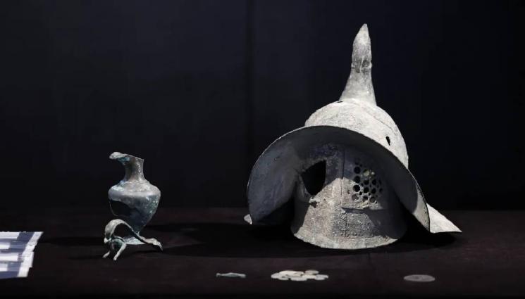 гладиаторски шлем - Швейцария ни върна гладиаторски шлем на 2000 години (СНИМКИ)