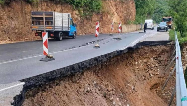 d - Изцяло затварят пропадналия път Девин – Кричим