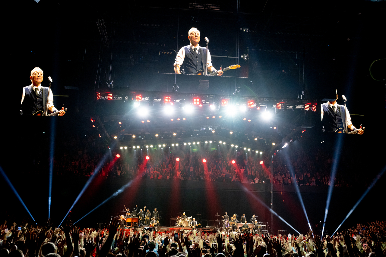 <p>Брус Спрингстийн в светлината на прожекторите в Англия.</p>