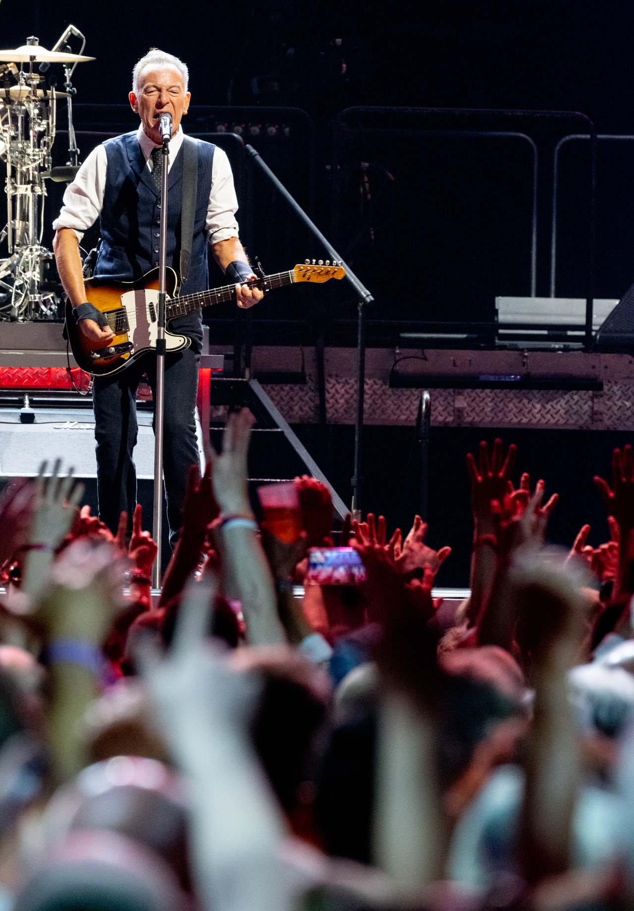 <p>Брус Спрингстийн в светлината на прожекторите в Англия.</p>