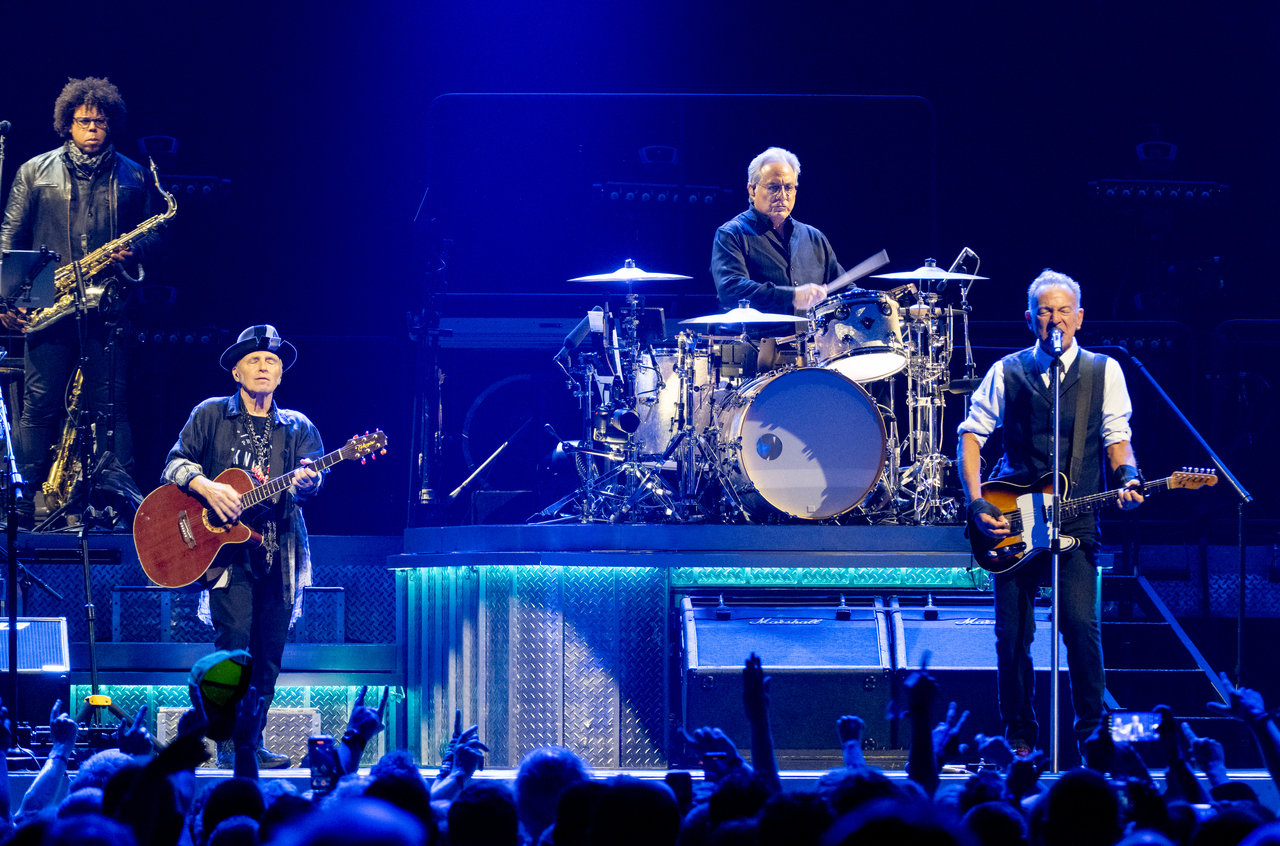 <p>Брус Спрингстийн в светлината на прожекторите в Англия.</p>