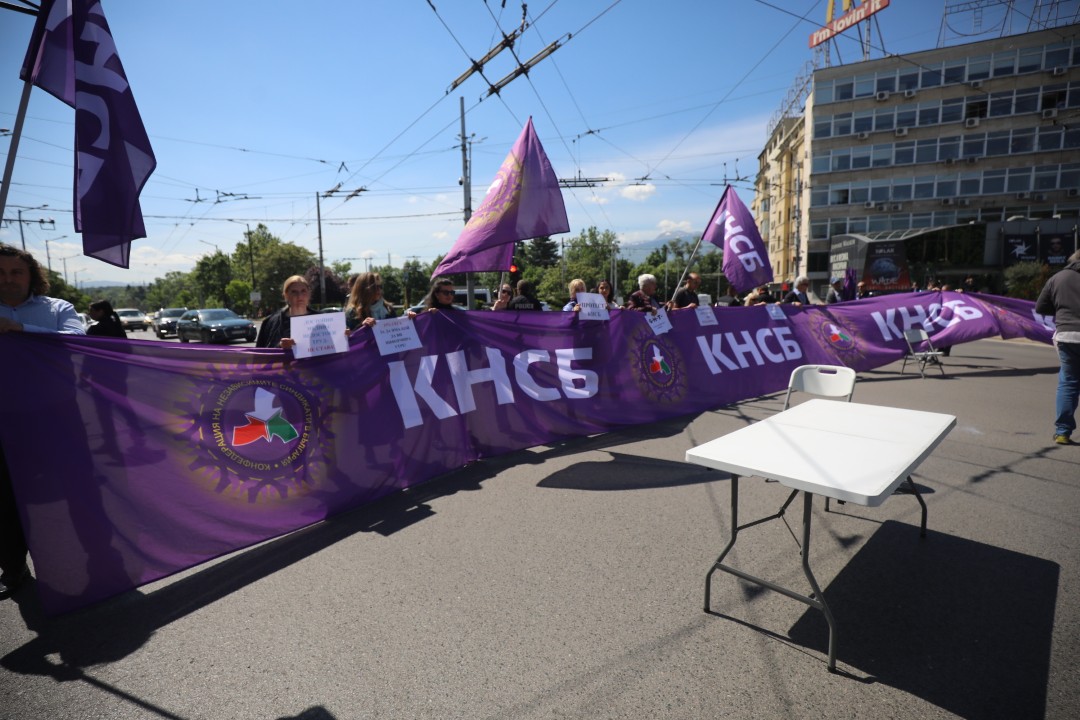 <p>Работещите в Българското национално радио, Българската национална телевизия и Българската телеграфна агенция излязоха на протест с искане за увеличение на заплатите от минимум 15%.</p>