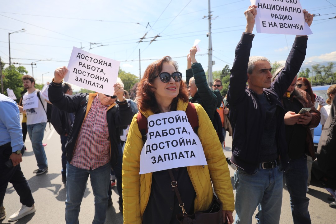 <p>Работещите в Българското национално радио, Българската национална телевизия и Българската телеграфна агенция излязоха на протест с искане за увеличение на заплатите от минимум 15%.</p>