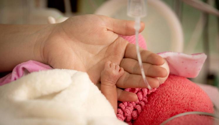 кувьоз - 980-грамово бебе се роди в Пловдив, борят се за живота му!