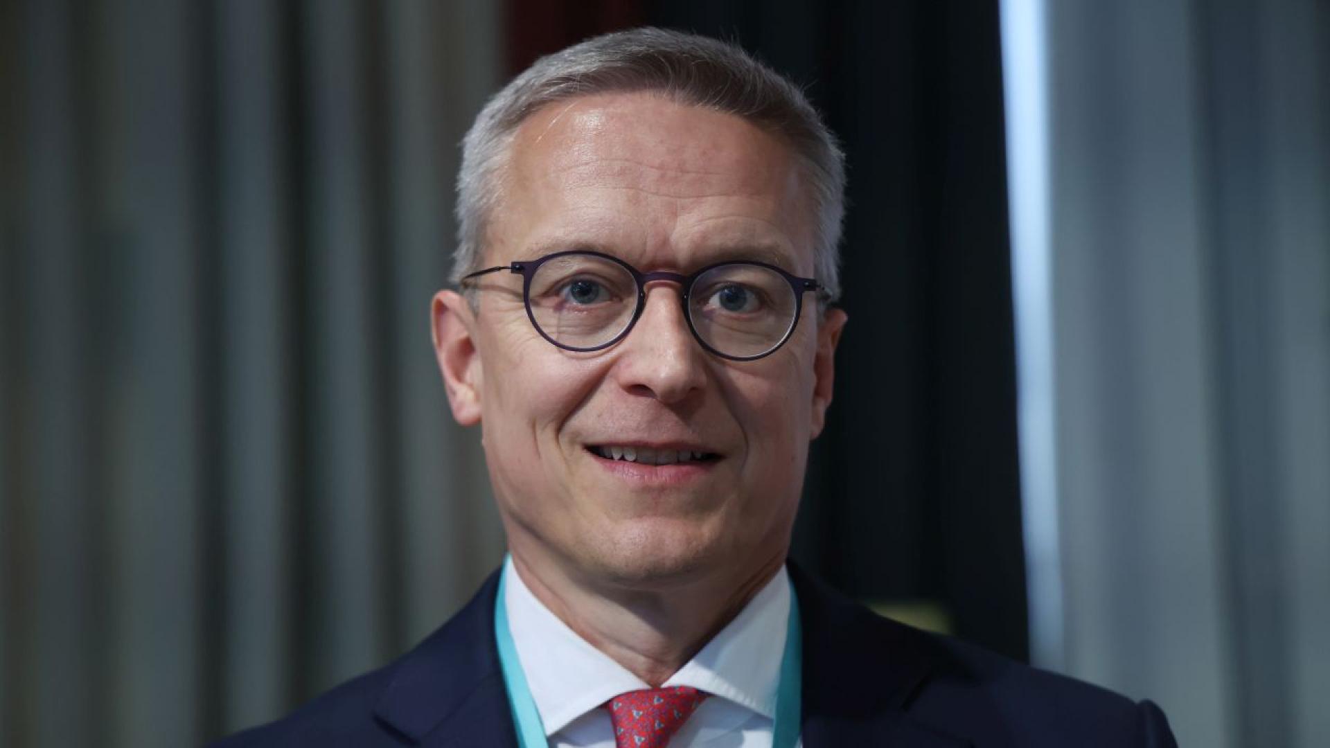 Той твърди че не е радикален но смята решително да