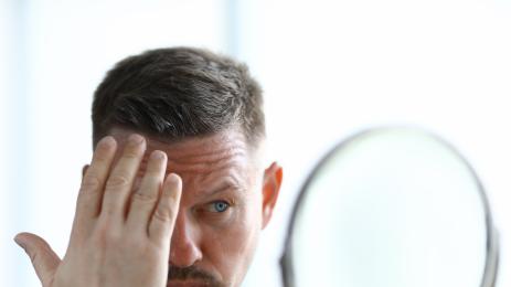 мъж огледало