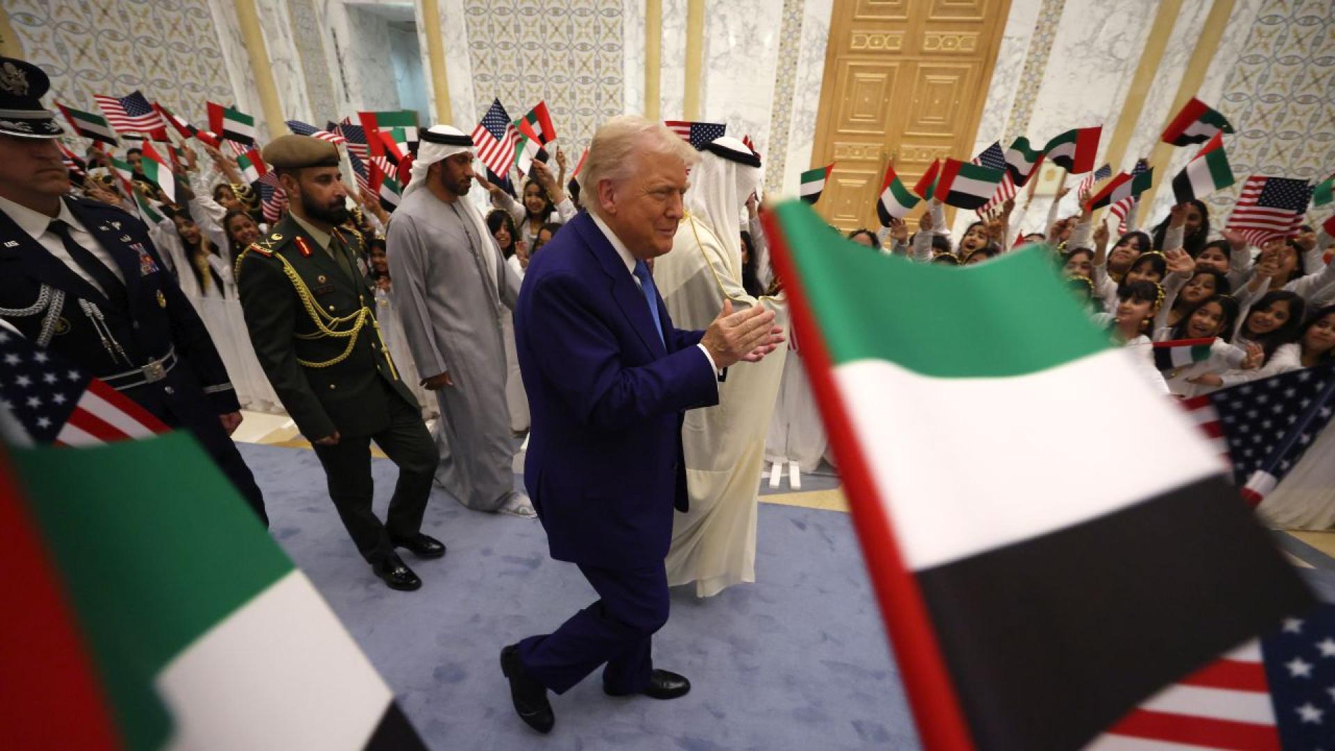 Страдиционен танц и пищна церемония Обединените арабски емирства посрещнаха президента