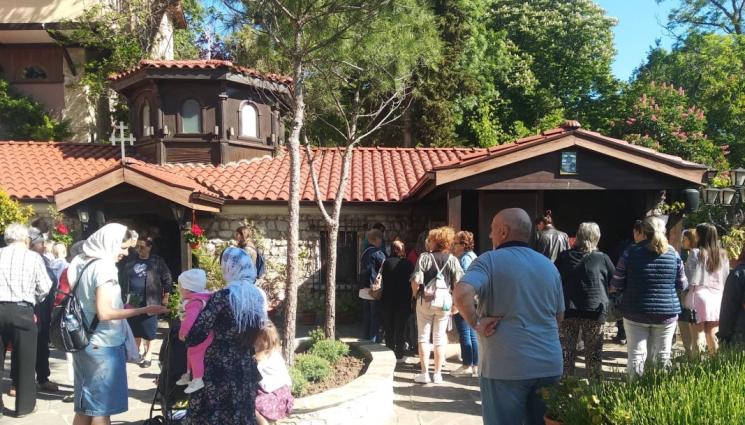 дънов - Поклонници задръстват най-стария ни морски курорт!