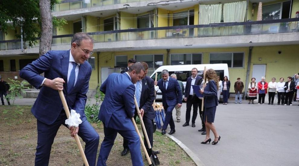 Социалният министър постави начало на ремонта на Дом за стари хора в Русе