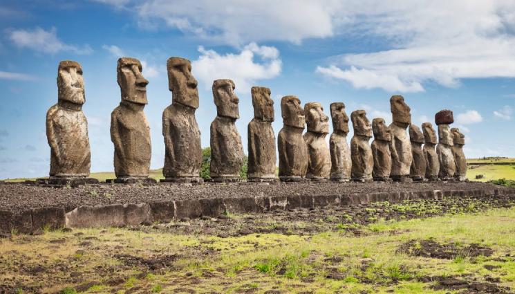 Великденски остров - ВОАЯЖ: Туристи влизат в кратера на вулкан на Великденския остров