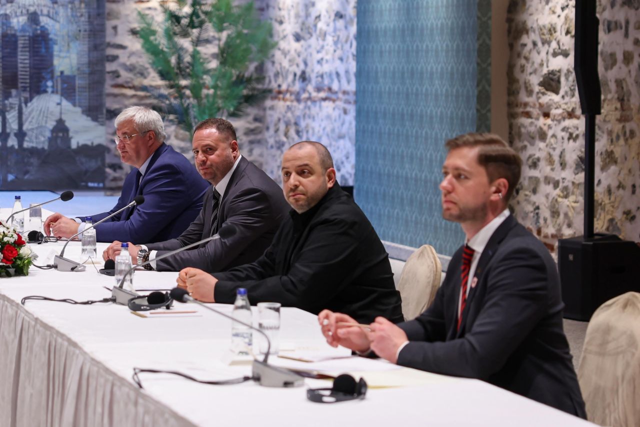 <p>Турция е домакин на преговори за мир, в срещите участват делегации от САЩ, Украйна и Русия</p>