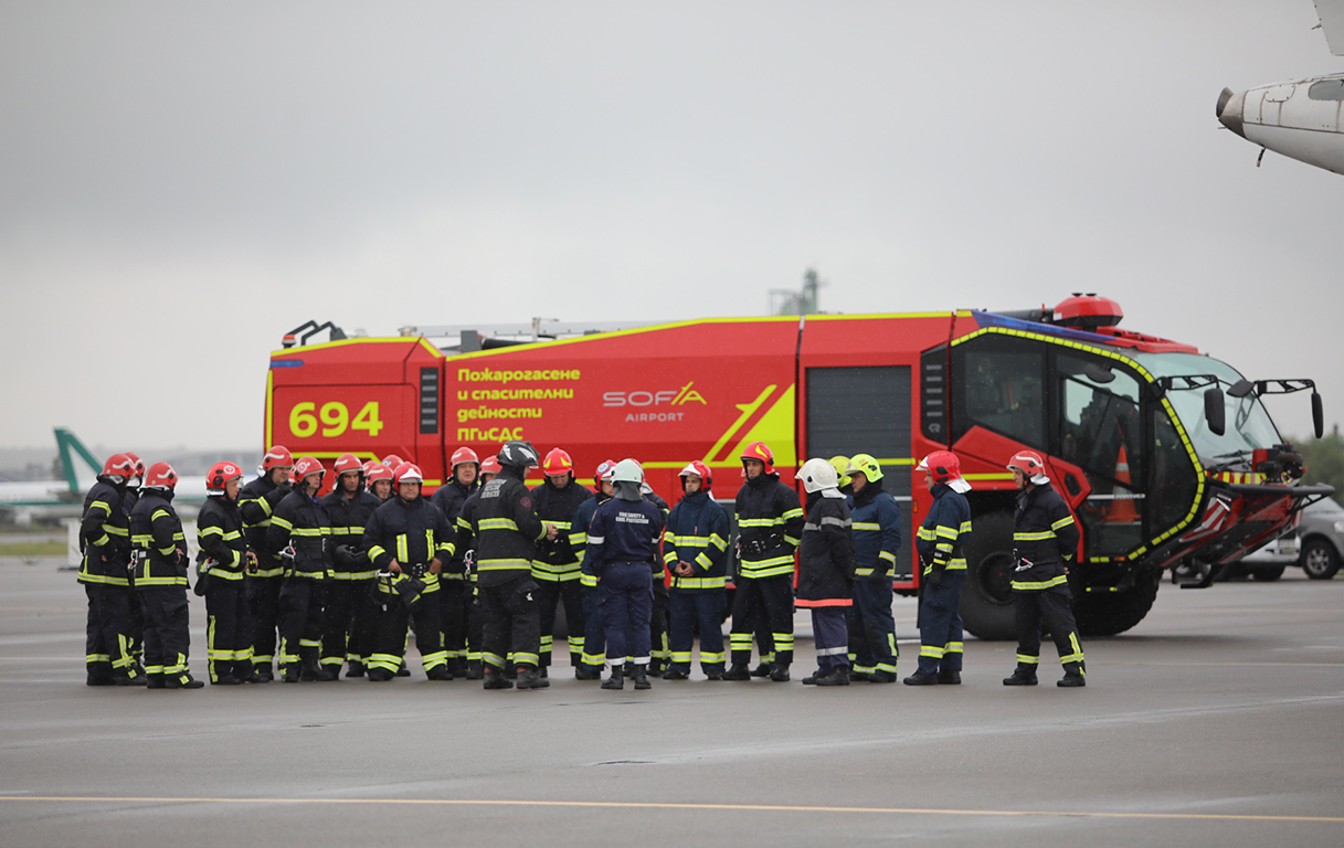 <p>Обучението се ръководи от Aviation Rescue Services Australia &ndash; организация с дългогодишен опит в областта на спасителните и противопожарни дейности при инциденти с въздухоплавателни средства.</p>