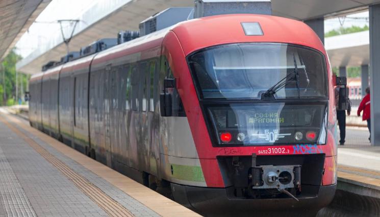 d - Влак отнесе кола в столичния квартал „Факултета“ (СНИМКА)