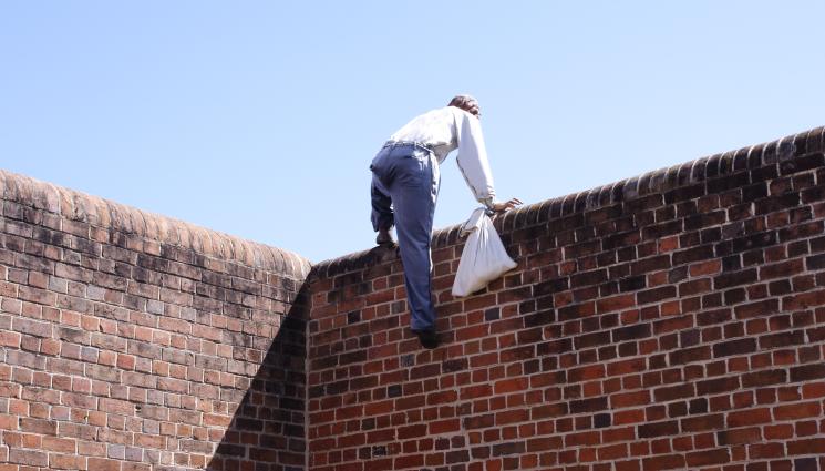 бягство затвор - КАТО НА ФИЛМ: Затворници избягаха през тоалетната! (СНИМКИ+ВИДЕО)