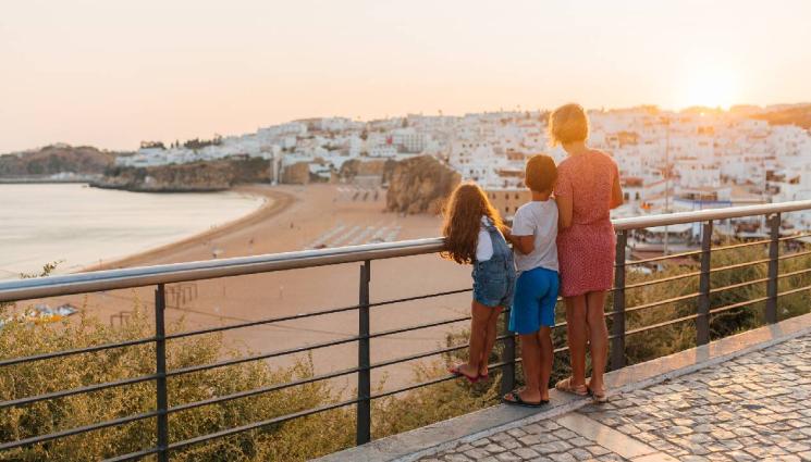 d - По-евтино ли е да си резервираме почивката на море няколко месеца предварително или в „последната минута“