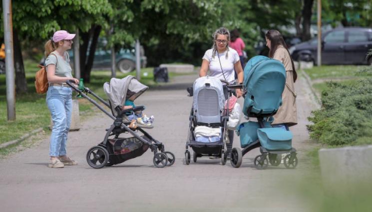 д - 30 лева на час за бавачка в последната минута плюс пари за транспорт и сандвичи