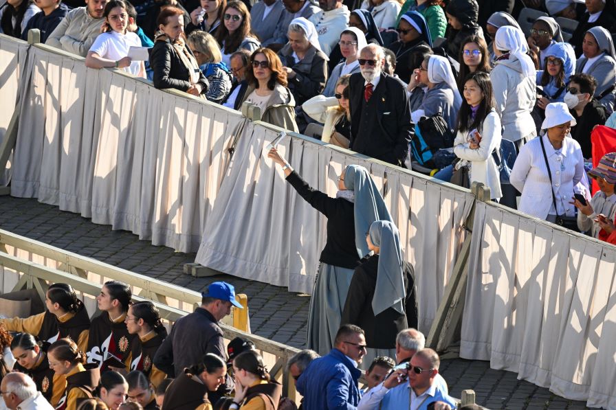 Папа Лъв XIV встъпва в длъжност