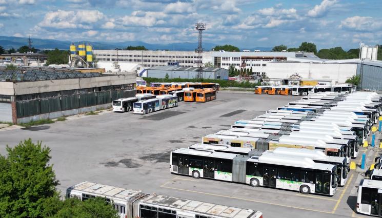 тн - ЗАЛОЖНИЦИ! Частни рейсове блокирани в общинските депа