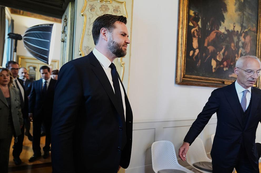 Ден след встъпването си в длъжност папа Лъв XIV посрещна