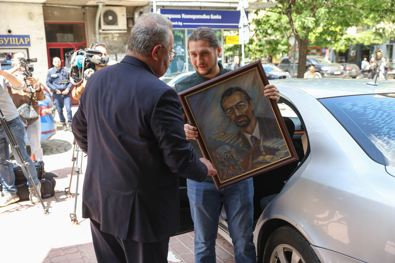 <p>Служители на областната управа запечатаха централата на ДПС &ndash; Централен съвет на столичния бул. &quot;Александър Стамболийски&quot; 45А.</p>