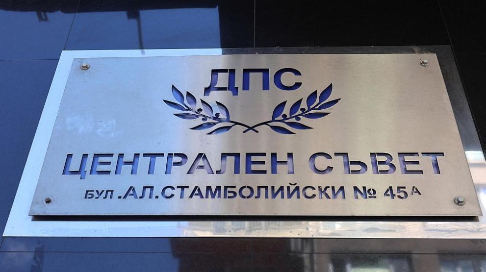 Служители на областната управа влязоха и после запечаха сградата на