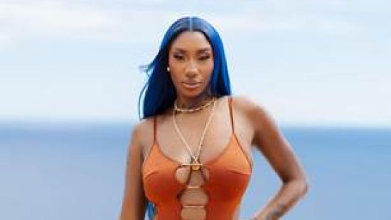 Aya Nakamura представя най-новото си парче „Baddies“ с участието на Joé Dwèt Filé