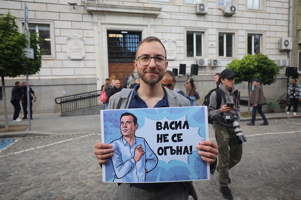 <p>Няколко хиляди граждани се събраха пред Столична община на протест в подкрепа на кмета на София Васил Терзиев. Впоследствие демонстрацията премина в шествие, което достигна до Президентството.</p>