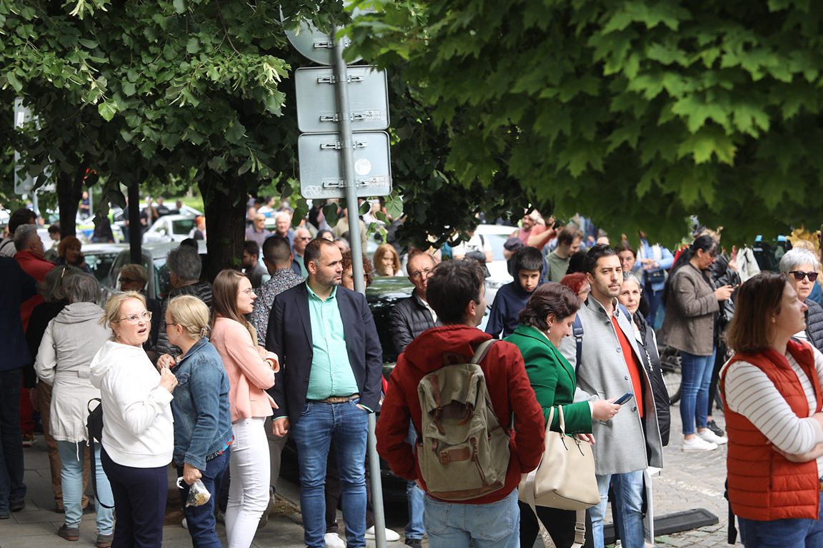 <p>Няколко хиляди граждани се събраха пред Столична община на протест в подкрепа на кмета на София Васил Терзиев. Впоследствие демонстрацията премина в шествие, което достигна до Президентството.</p>