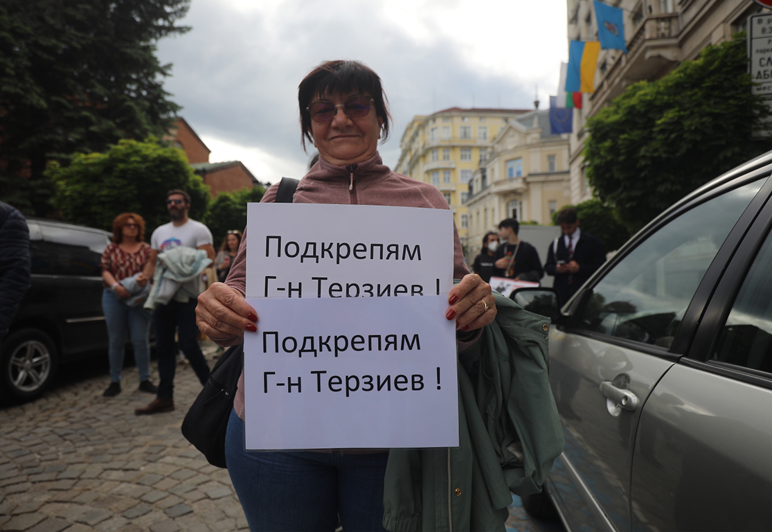 <p>Няколко хиляди граждани се събраха пред Столична община на протест в подкрепа на кмета на София Васил Терзиев. Впоследствие демонстрацията премина в шествие, което достигна до Президентството.</p>