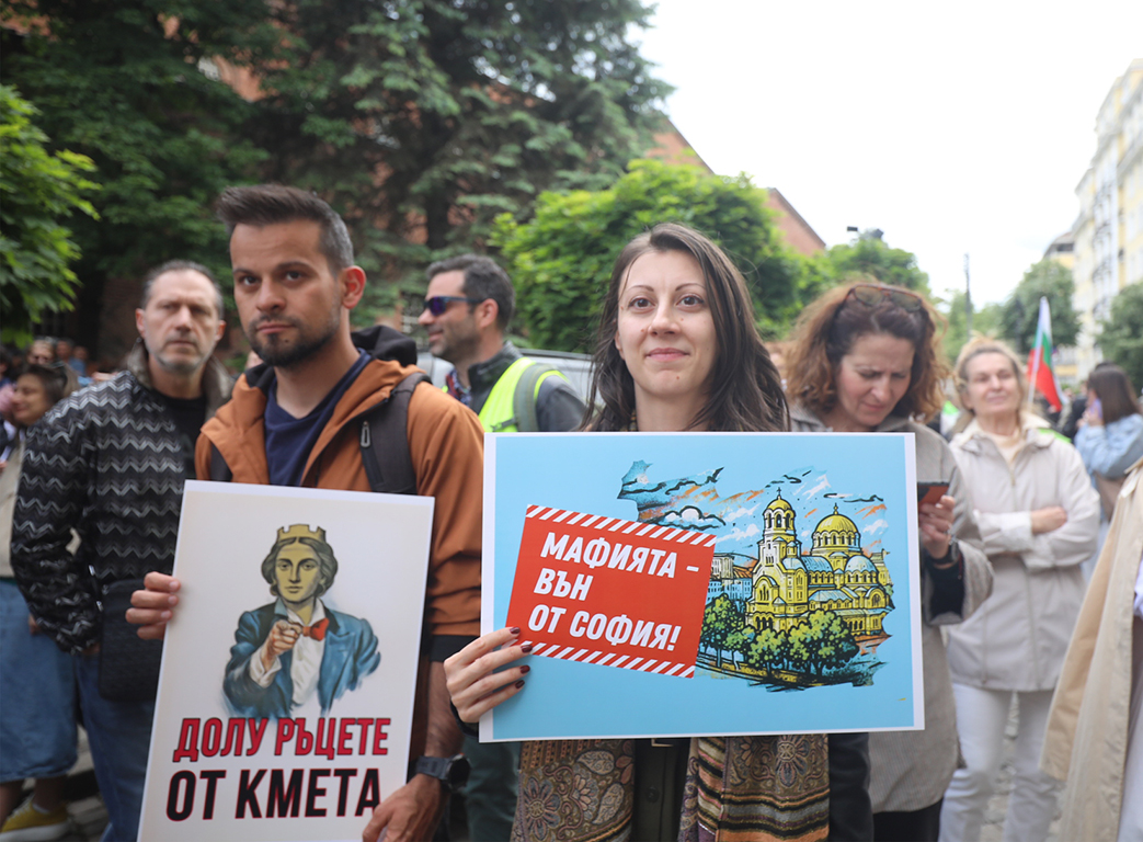 <p>Няколко хиляди граждани се събраха пред Столична община на протест в подкрепа на кмета на София Васил Терзиев. Впоследствие демонстрацията премина в шествие, което достигна до Президентството.</p>