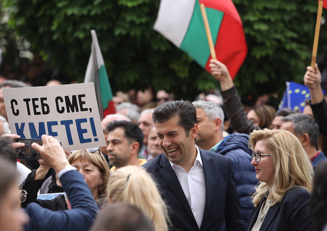 <p>Няколко хиляди граждани се събраха пред Столична община на протест в подкрепа на кмета на София Васил Терзиев. Впоследствие демонстрацията премина в шествие, което достигна до Президентството.</p>