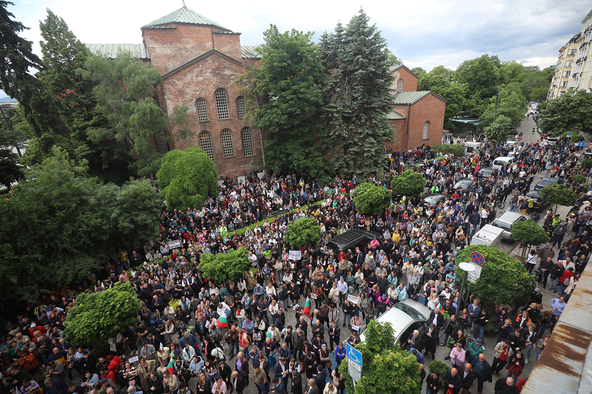 <p>Няколко хиляди граждани се събраха пред Столична община на протест в подкрепа на кмета на София Васил Терзиев. Впоследствие демонстрацията премина в шествие, което достигна до Президентството.</p>