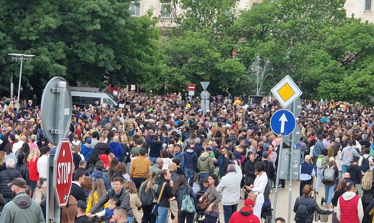 <p>Няколко хиляди граждани се събраха пред Столична община на протест в подкрепа на кмета на София Васил Терзиев. Впоследствие демонстрацията премина в шествие, което достигна до Президентството.</p>