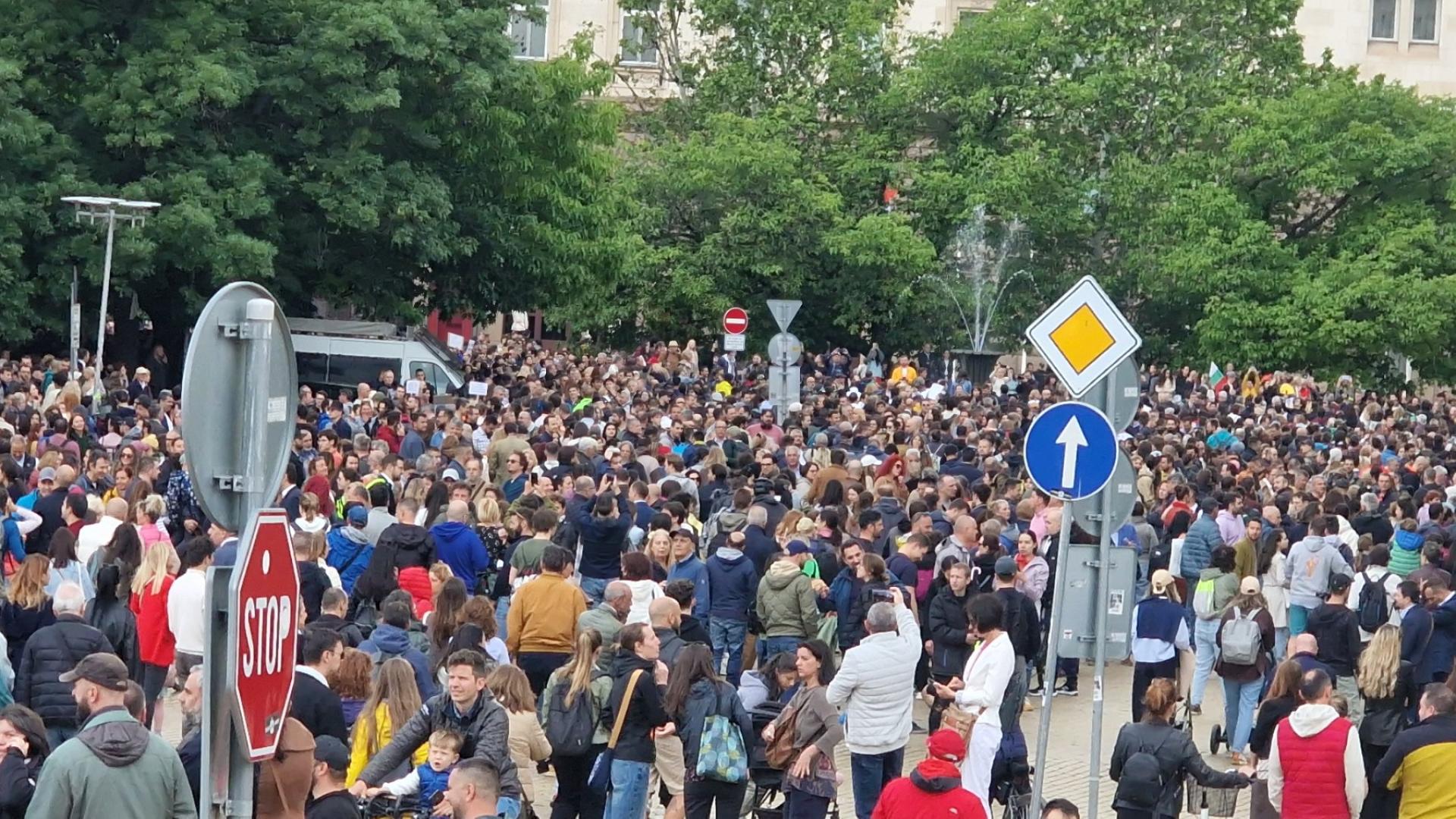 Десетки граждани се събраха пред Столична община на протест в