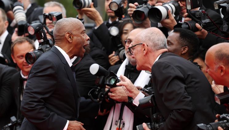 Дензъл Уошингтън - ПАЛАВИ РЪЧИЧКИ: Фотограф опипа Дензъл Уошингтън! (ВИДЕО+СНИМКИ)