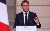 Падането на правителството поставя Макрон на изпитание като никога досега
