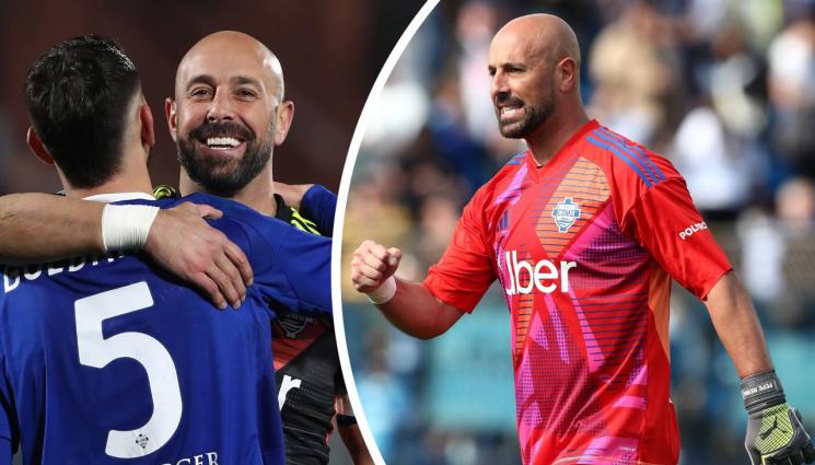 Пепе Рейна - Пепе Рейна сваля вратарските ръкавици след мача с Интер