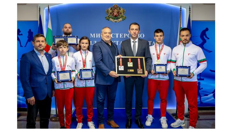 Министър Иван Пешев Слави Бинев таекуондо - Министерски почести за родното таекуондо след фурора за Купата на президента