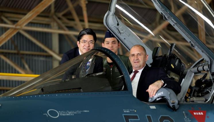 радев синя оса - В ЯПОНИЯ: Румен Радев се качи на изтребител F2!