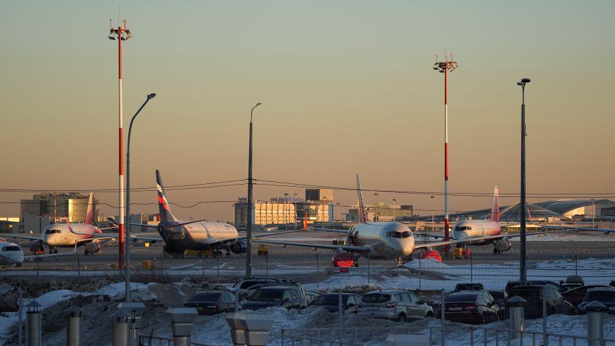 <p>Затвориха временно три летища в Москва </p>