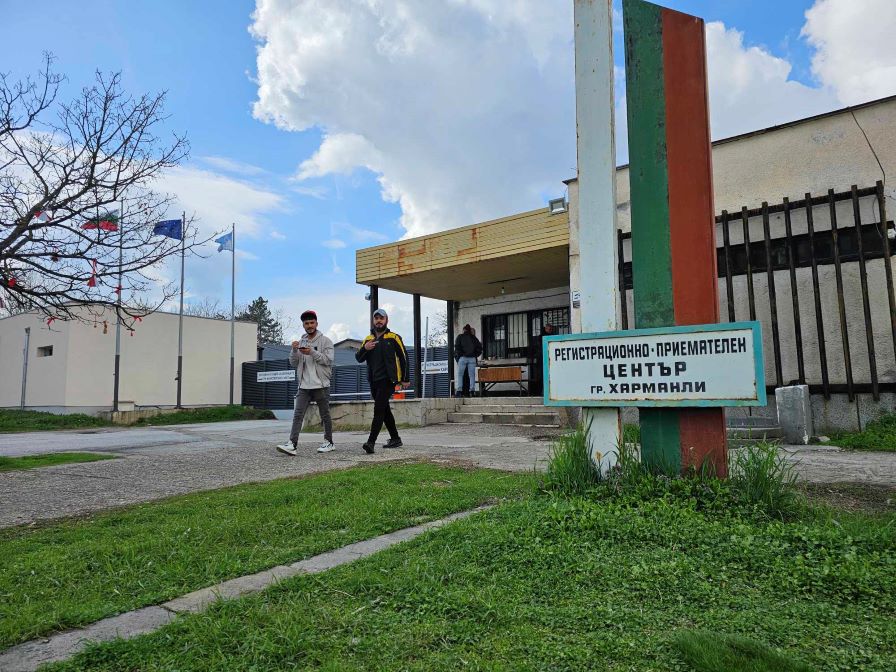 Пожар в центъра за бежанци в Харманли, наложи се евакуация