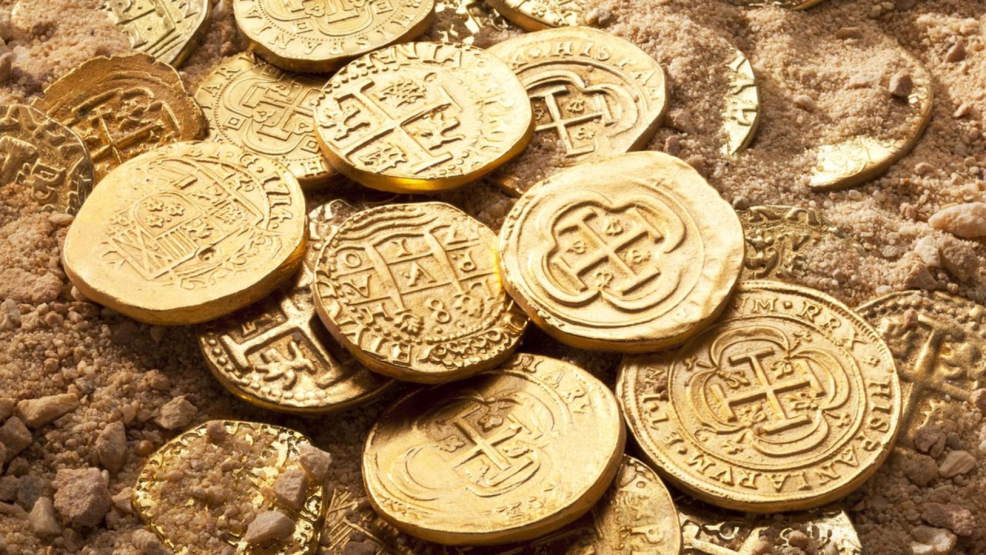 Десет златни гривни 17 калъфа за пури пудриера гребен и