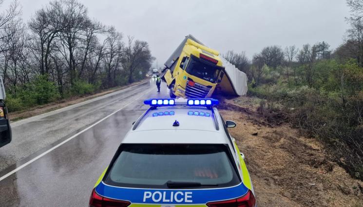 ТИР - ЗАРАДИ КАТАСТРОФИТЕ С КАМИОНИ: Без тирове през уикенда!