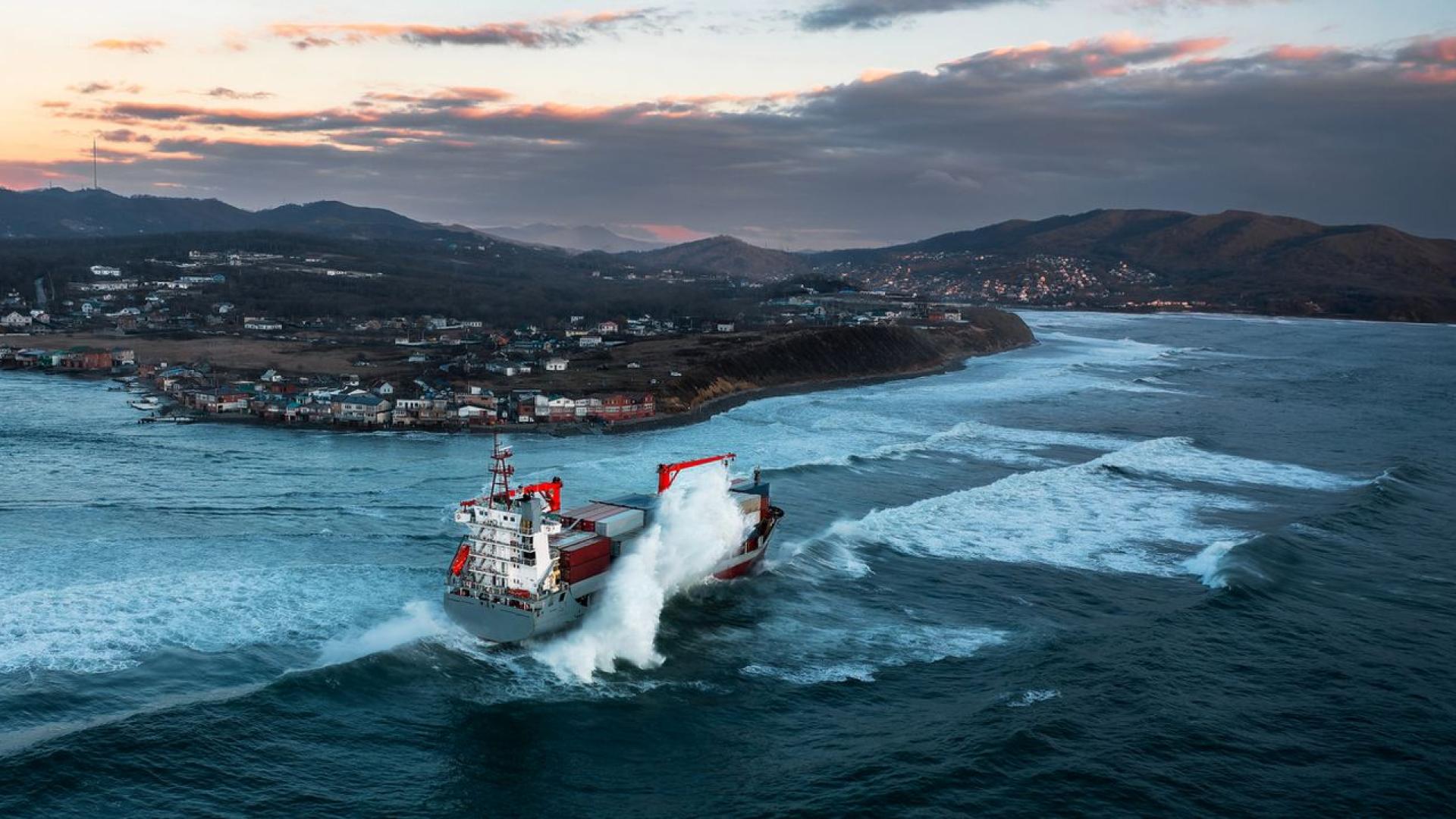 Мъж в Норвегия се събуди и откри че огромен контейнеровоз